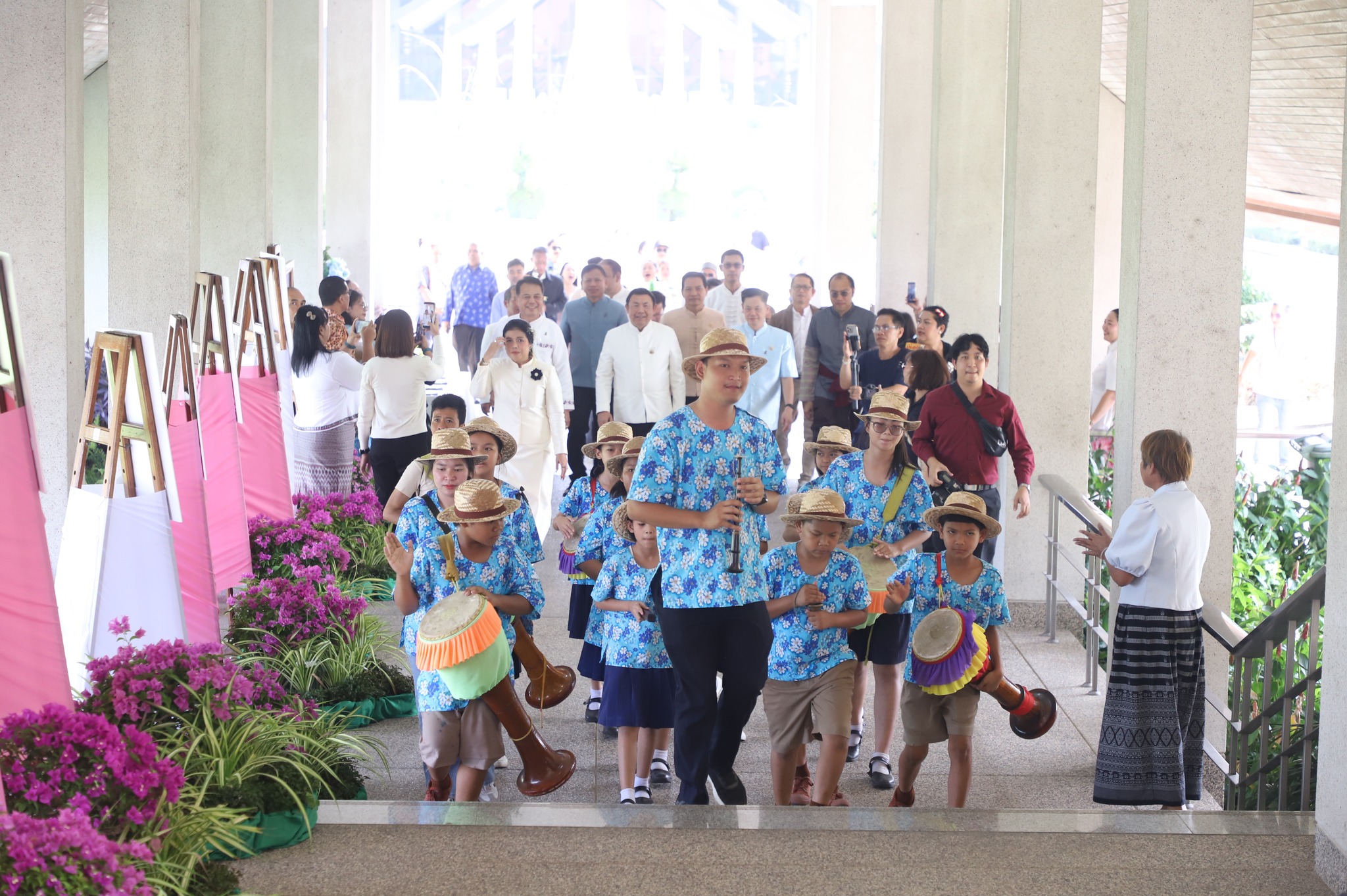 title - มากกว่าความรักระหว่างคู่ครอง คือความรักต่อปวงชน ส.ป.ก. จัดงาน “รักแห่งศิลป์ รักแห่งแผ่นดิน” พลังแห่งศิลปะที่เชื่อมโยงสถาบันและประชาชน